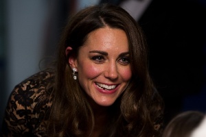 Kate Middlleton recebe flores na pré-estreia de "Cavalo de Guerra" em Londres (8/1/12) - Getty Images