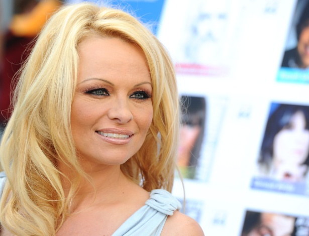 A atriz Pamela Anderson apoia causa vegetariana em evento na Califórnia (29/11/11)