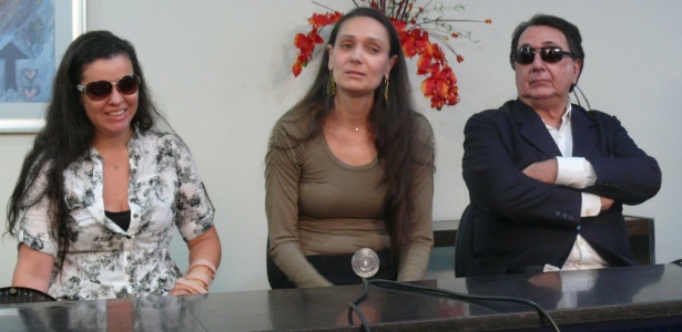 Mulher de Wando, Renata Costa (centro), em coletiva antes da morte do cantor (31/01/12)
