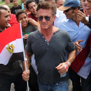 Sean Penn segura bandeira do Egito durante manifestação na praça Tahrir, no Cairo (30/9/2011) - AFP PHOTO/STR