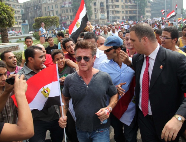 O ator Sean Penn segura bandeira do Egito durante manifestação na praça Tahrir, no Cairo (30/9/2011)