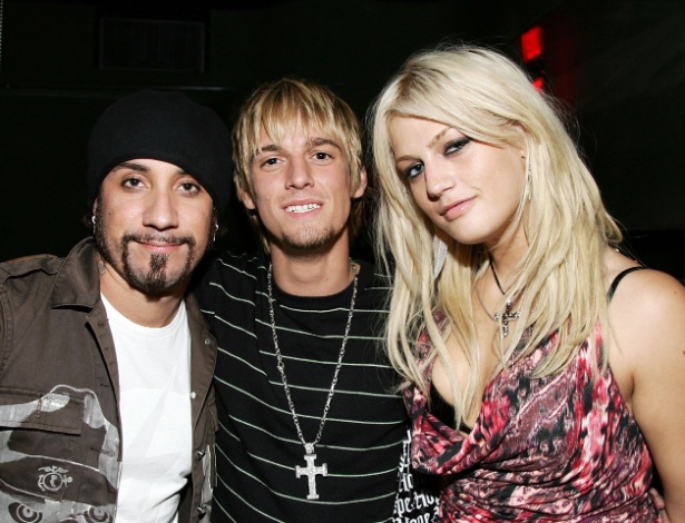 Leslie Carter (à direita) posa ao lado do irmão Aaron Carter e do Backstreet Boy AJ (16/08/06)