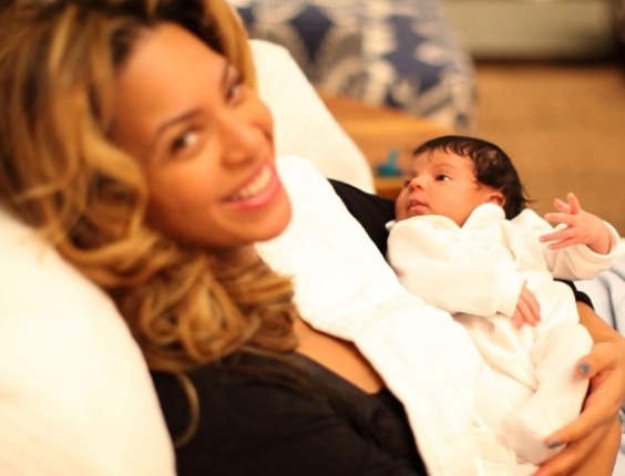 Beyoncé com Blue Ivy, em foto divulgada no Tumblr criado para a filha (10/2/12)