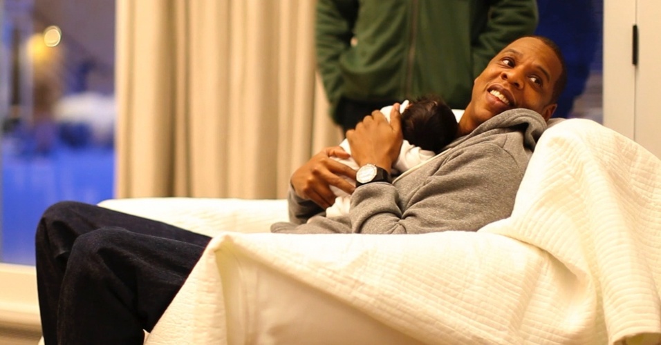 Jay-z segura a filha Blue Ivy Carter em foto postada pela família em um Tumblr