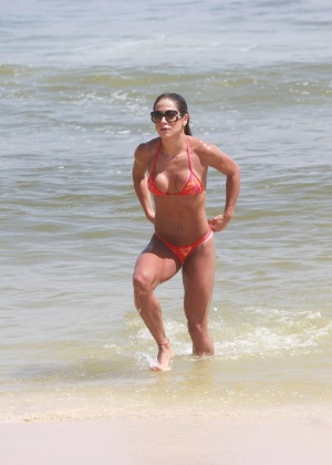 Mayra Cardi vai à praia da Barra, na zona oeste carioca (8/2/12)