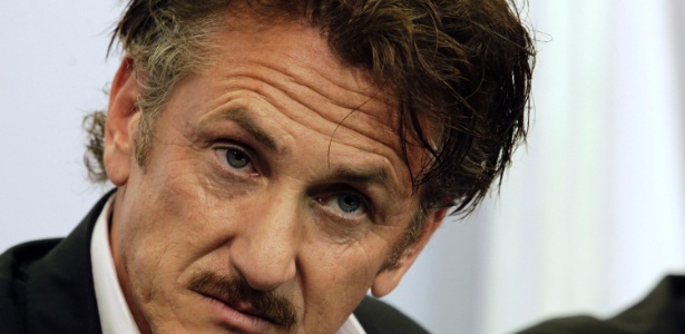Sean Penn em entrevista coletiva em Montevidéu, no Uruguai (14/02/12) - Reuters