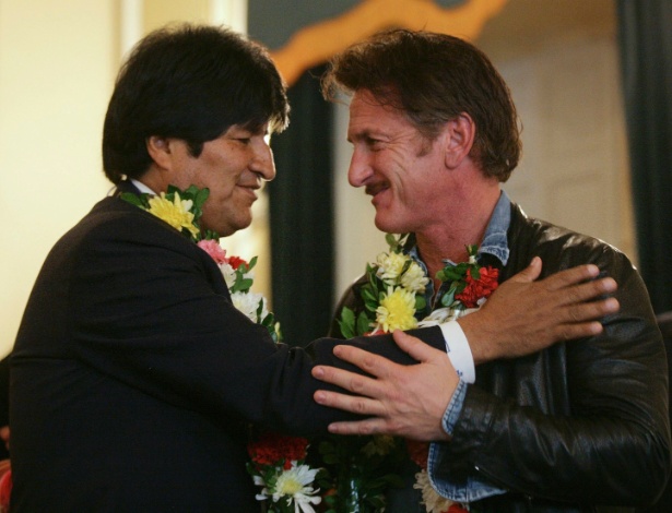 Sean Penn (à dir.) tem econtro com o presidente da Bolívia Evo Morales, em La Paz (15/02/12)