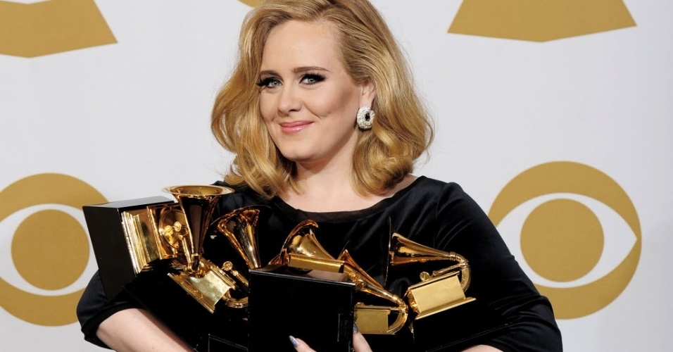 Adele mostra os seis prêmios que recebeu no Grammy (12/2/2012)