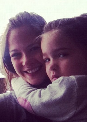 Luiza Valdetaro publica no Twitter foto ao lado da filha, Maria Luiza
