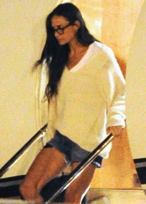 Demi Moore retorna a Los Angeles após reabilitação e férias (3/3/12)