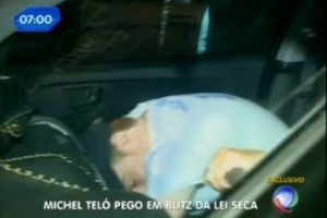 Michel Teló se esconde de cinegrafista da Record, durante blitz policial na Barra da Tijuca, no Rio de Janeiro (15/3/12)