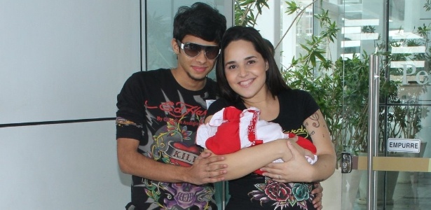 A cantora Perlla, a bebê Peróla e o pai Cassio Castilhol deixam maternidade Perinatal no Rio de Janeiro (29/3/2012)