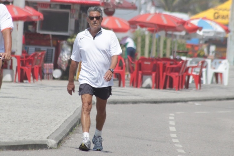 Após rumores de que teria voltado a ser internado, Marcos Paulo caminha na orla da Barra da Tijuca, na zona oeste carioca (18/1/12)