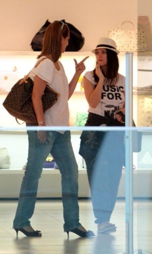 Laura Pausini passeia com amiga em shopping no Rio de Janeiro (19/1/12)