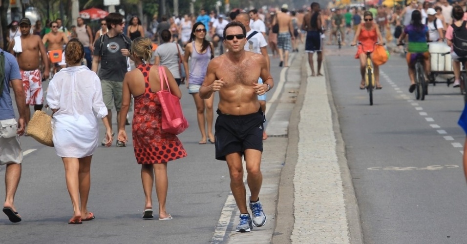 Tony Bellotto corre pela orla de Ipanema, zona sul do Rio de Janeiro (20/1/12)