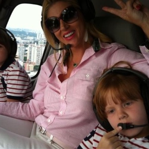 Val Marchiori passeia de helicóptero com os filhos gêmeos Eike e Victor