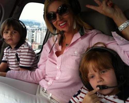 Val Marchiori leva os filhos gêmeos, Victor e Eike, de seis anos, de seu relacionamento com o empresário Evaldo Ulinski, para um passeio de helicóptero "sem badalo (manobra arriscada)", garantiu pelo Twitter (21/1/12)