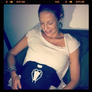 Luana Piovani postou foto de uma camisetinha com o desenho de um smoking em sua conta doTwitter. A atriz colocou a peça de roupa do filho Dom em cima do barrigão de sete meses (22/1/12)
