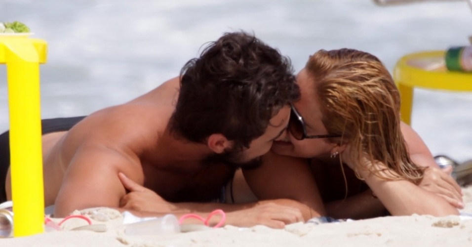Bruno Ferrari beija Paloma Duarte na praia do Recreio, na zona oeste carioca (23/1/12)