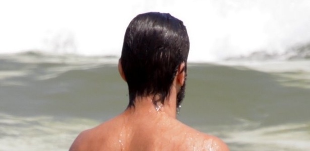 Bruno Ferrari mergulha na praia do Recreio, na zona oeste carioca (23/1/12)