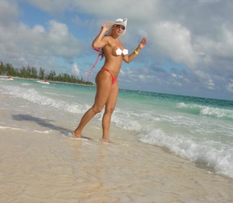 De topless, Ângela Bismarchi toma sol na praia do Sudoeste, em Arraial do Cabo, na região dos Lagos do Rio. 
