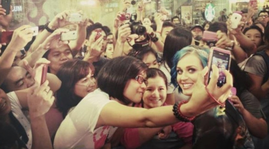Katy Perry posa ao lado dos fãs em Manila, Filipinas (23/1/12)