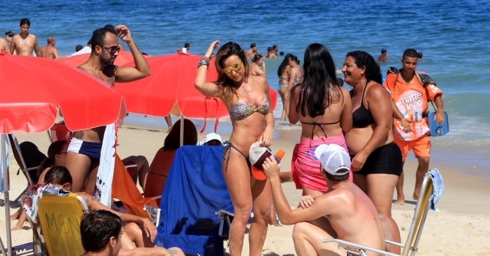 Sabrina Sato curte praia no Rio acompanhada dos amigos (24/1/12)