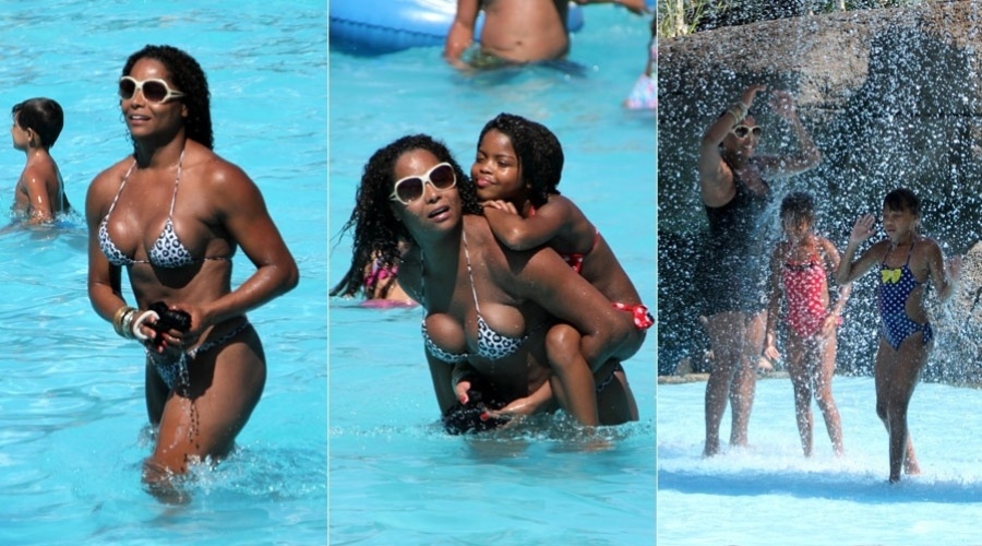 Adriana Bombom se diverte em parque aquático com as filhas Thalita e Olívia no Rio (25/1/12)