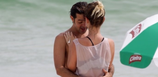 Juliana Didone e Bruno Mazzeo namoram na praia da Barra da Tijuca (26/1/12). Os atores assumiram o namoro em junho de 2011, mas 