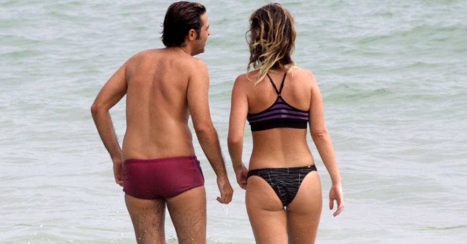Juliana Didone e Bruno Mazzeo namoram na praia da Barra da Tijuca (26/1/12)