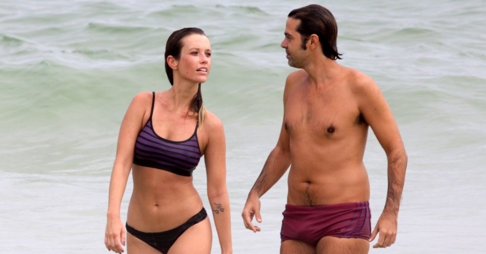 Juliana Didone e Bruno Mazzeo namoram na praia da Barra da Tijuca (26/1/12)