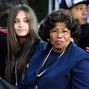 Paris Jackson e a avó Katherine participam de homenagem à Michael Jackson