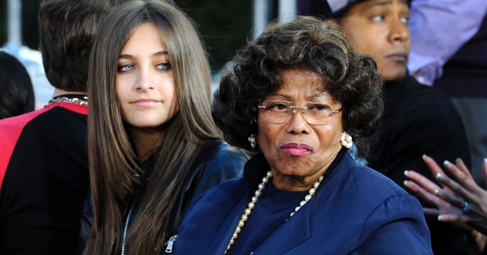 Paris Jackson e a avó Katherine participam de homenagem à Michael Jackson