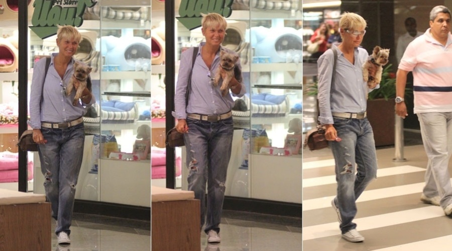Xuxa passeia em shopping acompanhado do cãozinho, Dudu, no Rio (30/1/12)