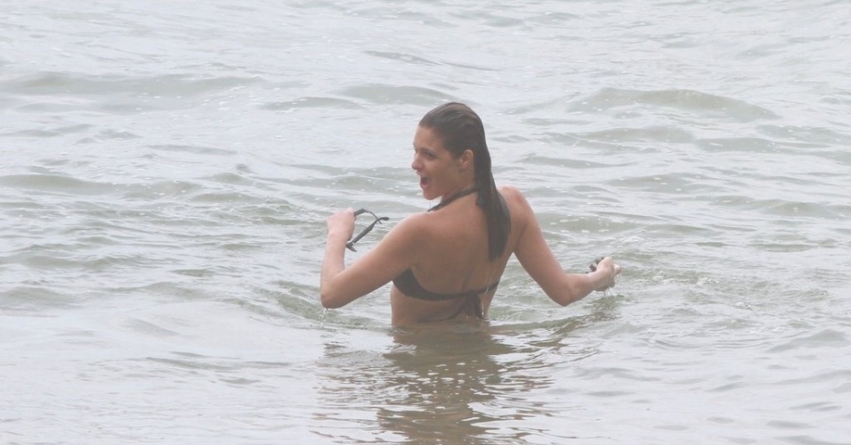 Fernanda Lima aproveita o mar da Prainha, praia localizada na zona oeste do Rio (31/1/12)