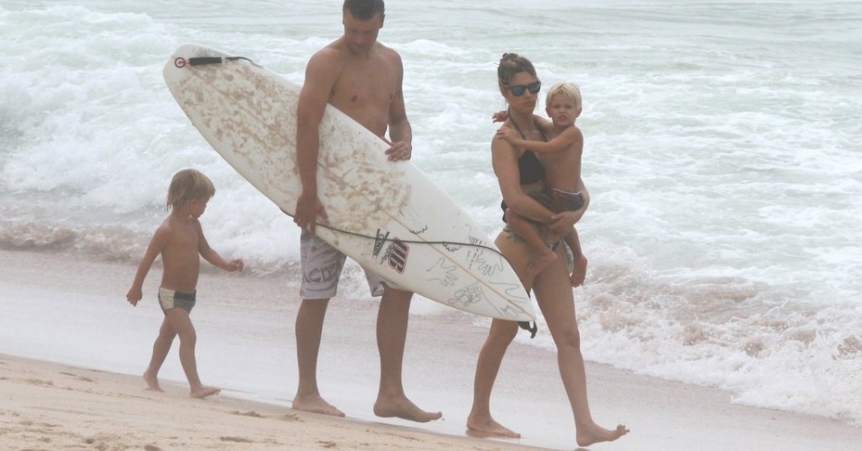Fernanda Lima e Rodrigo Hilbert curtem praia acompanhados dos filhos, João e Francisco, no Rio (31/1/12)