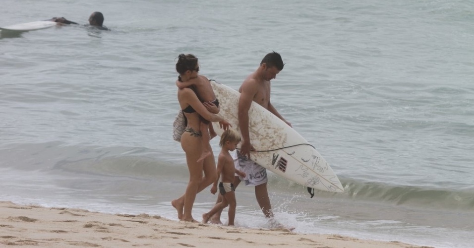 Fernanda Lima e Rodrigo Hilbert curtem praia acompanhados dos filhos, João e Francisco, no Rio (31/1/12)