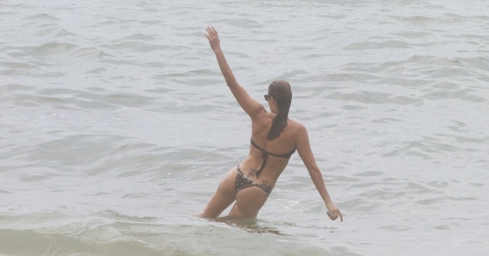 Fernanda Lima entra no mar da Prainha, praia localizada na zona oeste do Rio (31/1/12)