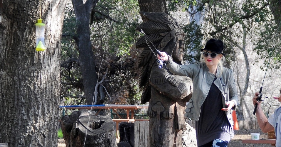 Gwen Stefani, o marido Gavin Rossdale e os filhos Zuma e Kingston aproveitaram para pescar no lago Trousdale, em Los Angeles, na Califórnia no último domingo (29/1/12)