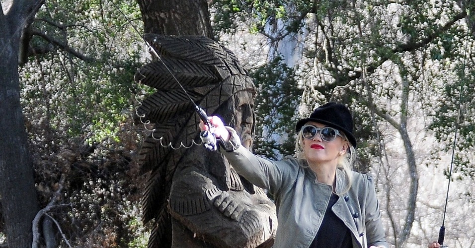 Gwen Stefani, o marido Gavin Rossdale e os filhos Zuma e Kingston aproveitaram para pescar no lago Trousdale, em Los Angeles, na Califórnia no último domingo. A cantora mostrou seus dotes para as crianças, que ficaram encantadas (29/1/12)