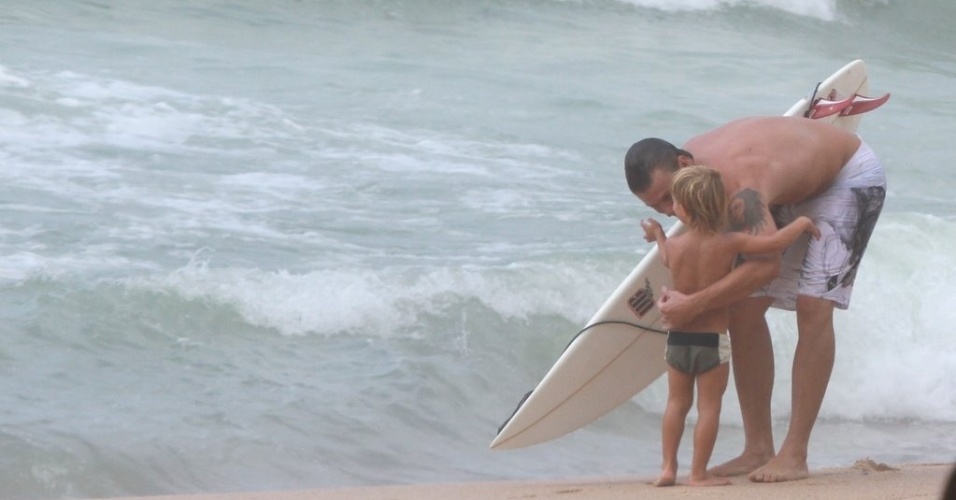 Rodrigo Hilbert abraça o filho após surfar na Prainha, zona oeste do Rio (31/1/12)