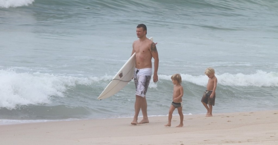 Rodrigo Hilbert curte praia acompanhado dos filhos, João e Francisco, no Rio (31/1/12)