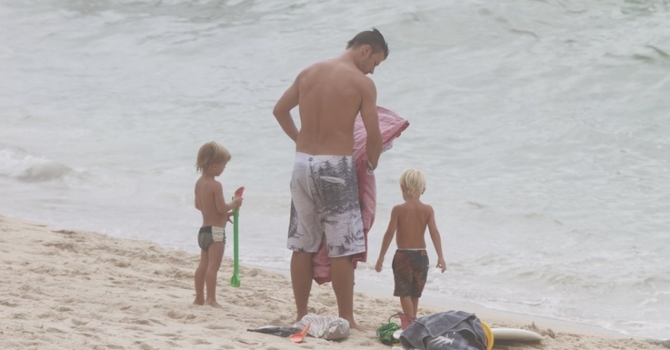 Rodrigo Hilbert curte praia acompanhado dos filhos, João e Francisco, no Rio (31/1/12)