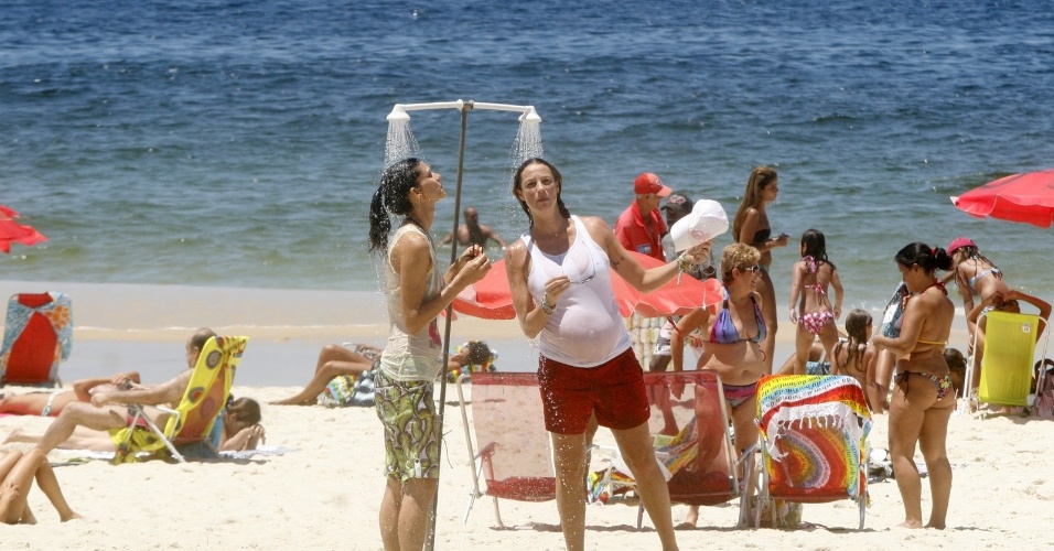 Após a caminhada, Luana Piovani se refrescou tomando banho em um chuveiro na praia do Leblon, zona sul do Rio (1/2/2012)