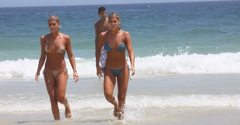 Após mergulho, as gêmeas Bia e Branca Feres caminham para a areia da praia da Barra, na zona oeste carioca (2/2/12)