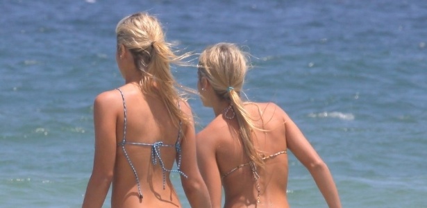 As gêmeas Bia e Branca Feres mergulham na praia da Barra, na zona oeste carioca (2/2/12)