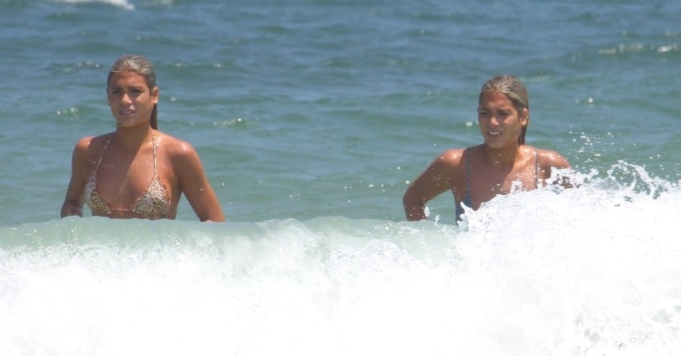 As gêmeas Bia e Branca Feres vão à praia da Barra, na zona oeste carioca (2/2/12)