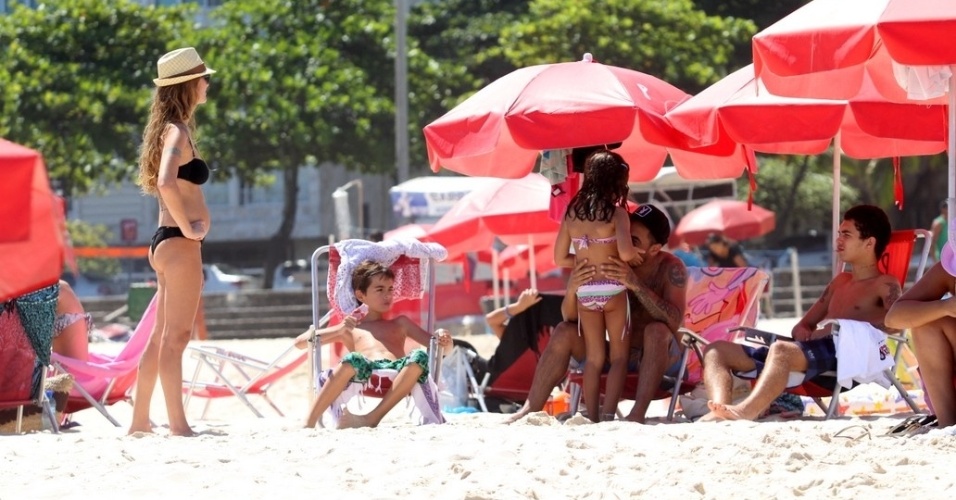 Marcelo D2 curte praia com a família, a esposa Camila e os filhos, Stephan e Mariana Joana, no Leblon, zona sul do Rio (2/2/2012)