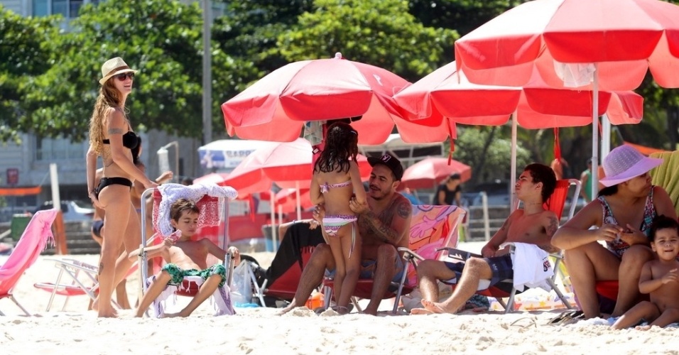 Marcelo D2 curte praia com a família, a esposa Camila e os filhos, Stephan e Mariana Joana, no Leblon, zona sul do Rio (2/2/2012)