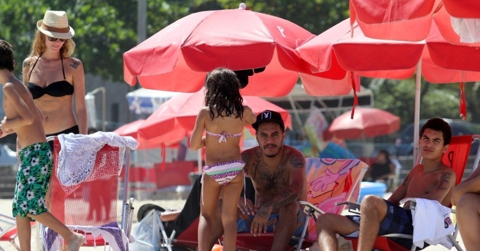 Marcelo D2 curte praia com a família, a esposa Camila e os filhos, Stephan e Mariana Joana, no Leblon, zona sul do Rio (2/2/2012)